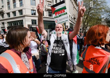 Aldwych, Londra, Regno Unito. 13 aprile 2024. La marcia per la Palestina passa un gruppo di sostenitori israeliani ad Aldwych, Londra. Crediti: Matthew Chattle/Alamy Live News Foto Stock