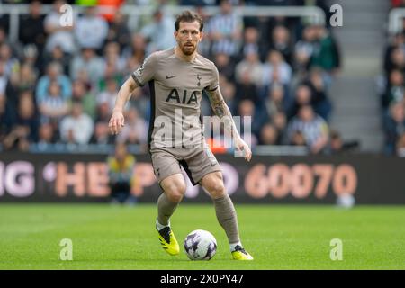 Pierre-Emile Hojbjerg del Tottenham Hotspur durante la partita di Premier League tra Newcastle United e Tottenham Hotspur al St. James's Park, Newcastle, sabato 13 aprile 2024. (Foto: Trevor Wilkinson | mi News) crediti: MI News & Sport /Alamy Live News Foto Stock