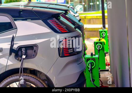 Veicoli elettrici in carica a Manchester nel Regno Unito Foto Stock