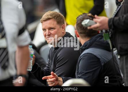 13 aprile 2024; St James' Park, Newcastle, Inghilterra; Premier League Football, Newcastle United contro Tottenham Hotspur; il capo allenatore del Newcastle United Eddie Howe sorride mentre prende posto nel dugout di Newcastle Foto Stock