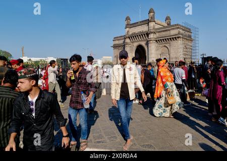 Turisti e turisti nazionali al punto di riferimento Gateway of India, un edificio di epoca coloniale a Colaba, Mumbai, Maharashtra, India Foto Stock