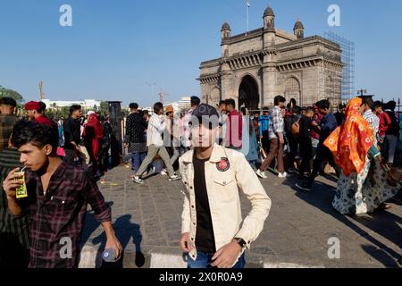 Turisti e turisti nazionali al punto di riferimento Gateway of India, un edificio di epoca coloniale a Colaba, Mumbai, Maharashtra, India Foto Stock