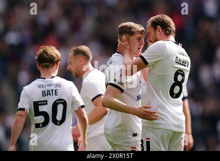 Max Dean di Milton Keynes Dons festeggia con il compagno di squadra Alex Gilbey (a destra) che segna il primo gol della partita durante la partita Sky Bet League Two allo Stadium MK, Milton Keynes. Data foto: Sabato 13 aprile 2024. Foto Stock