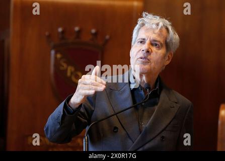 Roma, Italia. 13 aprile 2024. Roma, il cantante Claudio Baglioni riceve il lupo Capitolino dal sindaco Roberto Gualtieri. Foto : Claudio Baglioni credito: Agenzia fotografica indipendente/Alamy Live News Foto Stock