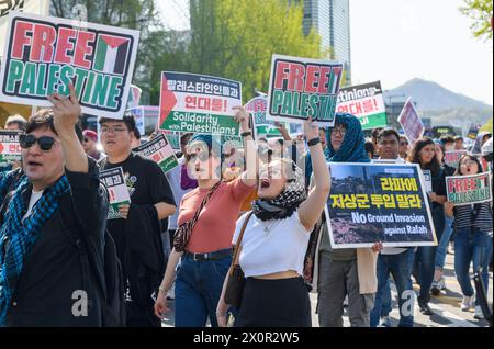 Seoul, Corea del Sud. 13 aprile 2024. I sostenitori pro-palestinesi tengono dei cartelli durante una protesta nel centro di Seoul. I sostenitori pro-palestinesi hanno marciato nel centro di Seoul chiedendo la fine del genocidio ora! E nessuna invasione terrestre di Rafah! Credito: SOPA Images Limited/Alamy Live News Foto Stock