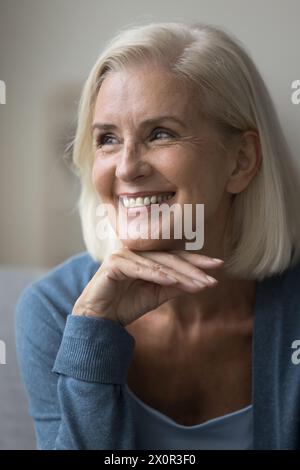 Ritratto verticale di una donna sorridente matura soddisfatta Foto Stock