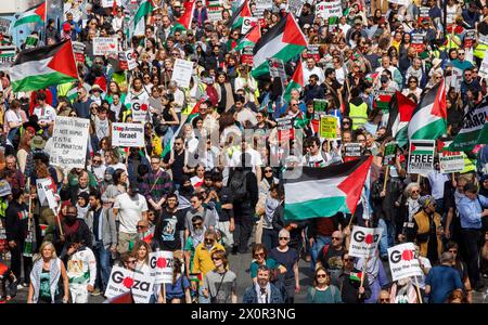 Londra, Regno Unito. 13 aprile 2024. Marcia nazionale per la Palestina - cessate il fuoco ora. Migliaia di persone provenienti da tutta l'Inghilterra marciano attraverso il centro di Londra chiedendo un cessate immediatamente. Finora più di 33.000 palestinesi sono stati uccisi nel conflitto a seguito dell’attacco del 7 novembre. Chiedono che il governo britannico smetta di fornire armi a Israele. Crediti: Karl Black/Alamy Live News Foto Stock