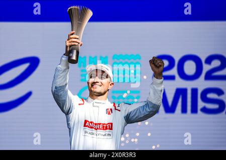 Misano Adriatico, Italia. 13 aprile 2024. Jake Dennis festeggia dopo il terzo posto della gara della Formula e Round 6 - Misano e-Prix a Misano Adriatico, Italia, il 13 aprile 2024. (Foto di Daniele Marangoni/Sipa USA) credito: SIPA USA/Alamy Live News Foto Stock