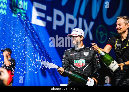 Misano Adriatico, Italia. 13 aprile 2024. Antonio Felix da Costa festeggia dopo la vittoria della gara del 6° round di Formula e - e-Prix di Misano a Misano Adriatico, Italia, il 13 aprile 2024. (Foto di Daniele Marangoni/Sipa USA) credito: SIPA USA/Alamy Live News Foto Stock