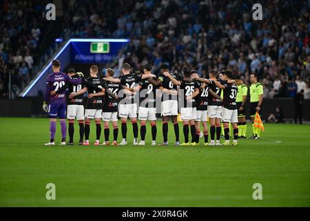 13 aprile 2024; Allianz Stadium, Sydney, NSW, Australia: A-League Football, Sydney FC contro Western Sydney Wanderers; le squadre si allineano per riconoscere gli eventi a Bondi Junction Westfield all'inizio della giornata Foto Stock