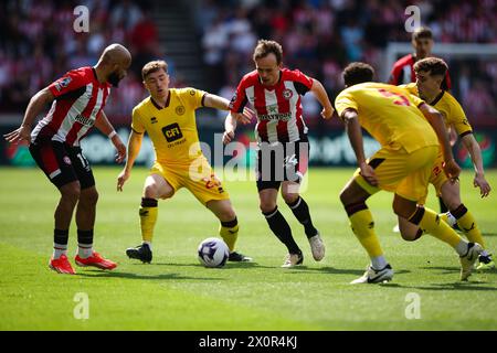 LONDRA, Regno Unito - 13 aprile 2024: Mikkel Damsgaard di Brentford vies per possesso con Ben Osborn dello Sheffield United durante la partita di Premier League tra Brentford FC e Sheffield United FC al Gtech Community Stadium (credito: Craig Mercer/ Alamy Live News) Foto Stock