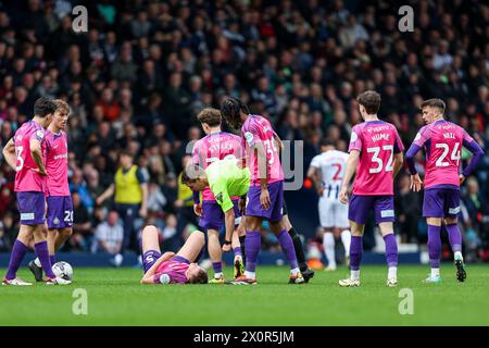 West Bromwich, Regno Unito. 13 aprile 2024. L'arbitro Matthew Donohue controlla Daniel Ballard di Sunderland durante l'EFL Sky Bet Championship match tra West Bromwich Albion e Sunderland agli Hawthorns, West Bromwich, Inghilterra, il 13 aprile 2024. Foto di Stuart Leggett. Solo per uso editoriale, licenza richiesta per uso commerciale. Non utilizzare in scommesse, giochi o pubblicazioni di singoli club/campionato/giocatori. Crediti: UK Sports Pics Ltd/Alamy Live News Foto Stock