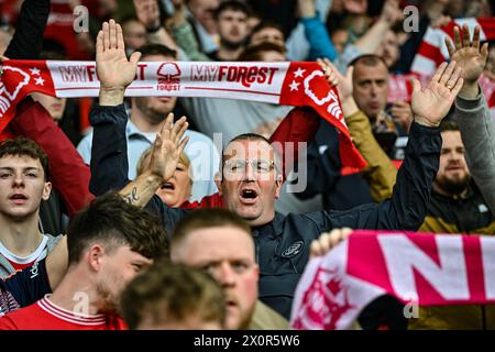 The City Ground, Nottingham, Regno Unito. 13 aprile 2024. Premier League Football, Nottingham Forest contro Wolverhampton Wanderers; i tifosi del Nottingham Forest cantano per salutare i giocatori. Credito: Action Plus Sports/Alamy Live News Foto Stock