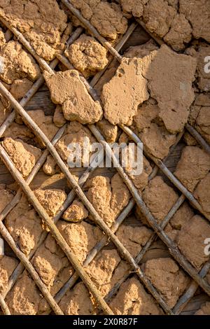 Il muro della vecchia casa in un villaggio russo cosparso di argilla Foto Stock