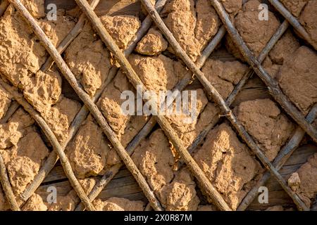 Il muro della vecchia casa in un villaggio russo cosparso di argilla Foto Stock