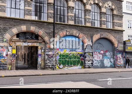 Arte di strada contemporanea - graffiti urbani sulle pareti in Gloucester Road, Stokes Croft, Bristol, Inghilterra, Regno Unito Foto Stock