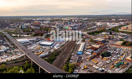 Vista aerea del paesaggio urbano di Doncaster con collegamenti ferroviari e stradali che servono il centro della città del South Yorkshire all'alba Foto Stock