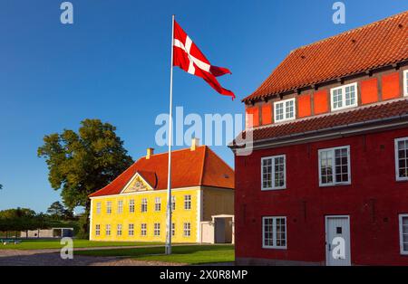 La bandiera danese ondeggia sulla caserma reale al tramonto a Copenaghen, Danimarca, al Parco Kronprinsessegade Foto Stock