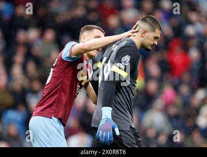 Il portiere del Burnley Arijanet Muric (a destra) reagisce dopo aver concesso un autogol, Brighton e Hove Albion per la prima volta durante la partita di Premier League a Turf Moor, Burnley. Data foto: Sabato 13 aprile 2024. Foto Stock