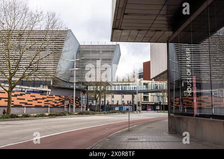 Temple Way a Bristol con il ponte pedonale dal parcheggio a Cabot Circus, centro di Bristol, Inghilterra, Regno Unito Foto Stock