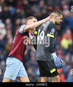 Il portiere del Burnley Arijanet Muric (a destra) reagisce dopo aver concesso un autogol, Brighton e Hove Albion per la prima volta durante la partita di Premier League a Turf Moor, Burnley. Data foto: Sabato 13 aprile 2024. Foto Stock