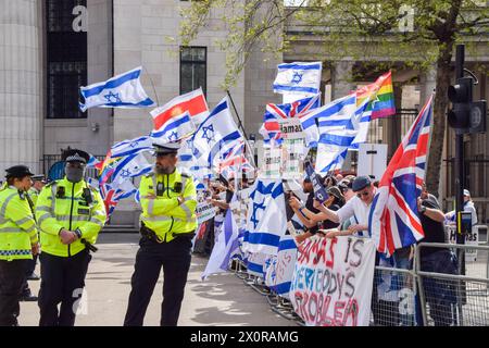 Londra, Regno Unito. 13 aprile 2024. Contro-manifestanti pro-Israele ad Aldwych. Decine di migliaia di manifestanti hanno marciato nel centro di Londra a sostegno della Palestina e hanno chiesto che il governo britannico smetta di vendere armi a Israele, mentre i combattimenti a Gaza continuano. Crediti: Vuk Valcic/Alamy Live News Foto Stock