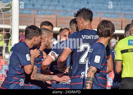 Cosenza, Italia. 13 aprile 2024. Gennaro Tutino di Cosenza festeggia la partita di calcio italiano di serie B Cosenza calcio vs Palermo FC allo stadio San Vito-Marulla di Cosenza, Italia, 13 aprile 2024 credito: Agenzia fotografica indipendente/Alamy Live News Foto Stock