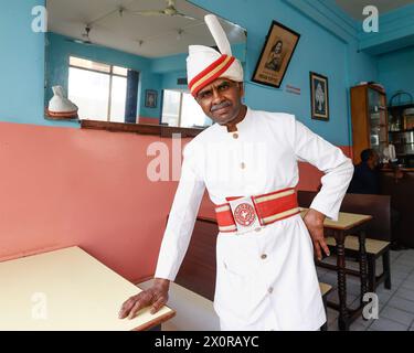 Ritratto di un cameriere nel caffè indiano Hause a Bangalore, Karnataka, India Foto Stock