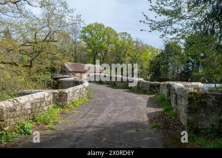 Stopham Bridge, West Sussex, Inghilterra, Regno Unito, un grazioso ponte medievale in pietra sul fiume Arun, classificato Grade i, con il pub White Hart Foto Stock