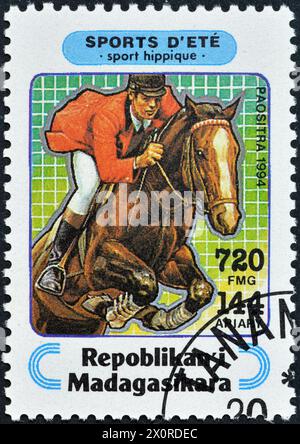 Francobollo cancellato stampato dal Madagascar, che mostra Equestrian, circa 1994. Foto Stock