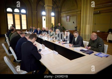 Chernivtsi, Ucraina. 12 aprile 2024. Il presidente ucraino Volodymyr Zelenskyy, a sinistra, tiene un incontro faccia a faccia con una delegazione del Congresso mondiale ucraino arrivata da Bucarest, dove si terrà il vertice UWC, il 12 aprile 2023 a Chernivtsi, nell'Oblast di Chernivtsi, Ucraina. Più di 200 leader e rappresentanti delle comunità ucraine di 55 paesi stanno partecipando al vertice. Credito: Handout/Ufficio stampa presidenziale ucraino/Alamy Live News Foto Stock