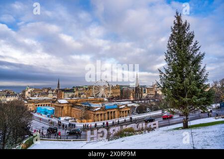 Natale 2022 - albero di Natale sul tumulo, con National Galleries of Scotland e Edinburgh Christmas Market Beyond, a Edimburgo, Scozia, Regno Unito Foto Stock