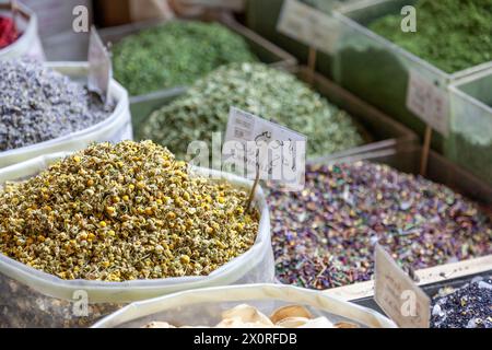 Erbe e spezie tradizionali essiccate al Souq Waqif di Doha, Qatar. Ci sono camomilla, banana, fiori di rosa e altri, molti dei quali sono prodotti in Iran. Foto Stock