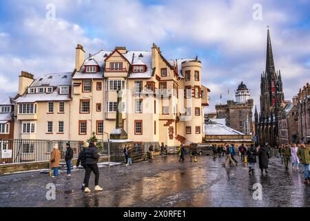 Gli appartamenti Ramsay Garden con un pizzico di neve di dicembre, dal Castle Esplanade a Castlehill nella città vecchia di Edimburgo in Scozia, Regno Unito Foto Stock