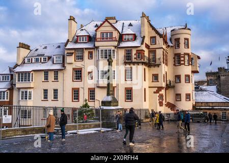 Gli appartamenti Ramsay Garden con un pizzico di neve di dicembre, dal Castle Esplanade a Castlehill nella città vecchia di Edimburgo in Scozia, Regno Unito Foto Stock