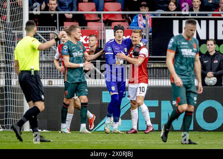 ALKMAAR, Paesi Bassi. 13 aprile 2024. SPO, AFAS sradium, eredivisie olandese, stagione 2023/2024, durante la partita AZ - RKC, portiere dell'RKC Etienne Vaessen, giocatore dell'AZ Dani de WIT crediti: Pro Shots/Alamy Live News Foto Stock