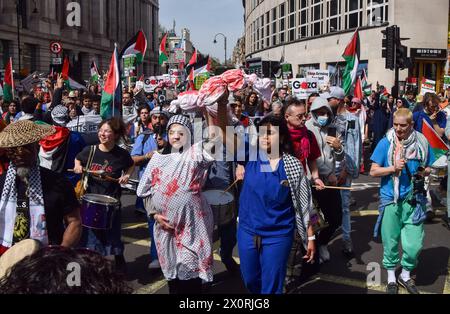 Londra, Regno Unito. 13 aprile 2024. Decine di migliaia di manifestanti hanno marciato nel centro di Londra a sostegno della Palestina e hanno chiesto che il governo britannico smetta di vendere armi a Israele, mentre i combattimenti a Gaza continuano. Crediti: Vuk Valcic/Alamy Live News Foto Stock