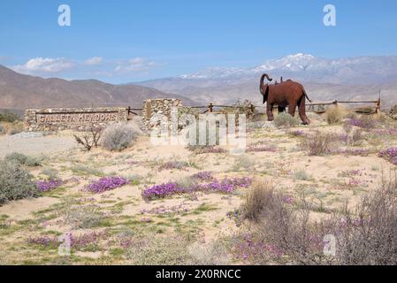 Sculture metalliche di animali e persone al Galleta Meadows nel parco Anza Borrego in California, USA Foto Stock