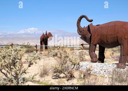 Sculture metalliche di animali e persone al Galleta Meadows nel parco Anza Borrego in California, USA Foto Stock