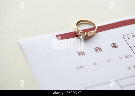 Documento in bianco di registrazione del matrimonio giapponese e anello della proposta di matrimonio sul tavolo da vicino Foto Stock