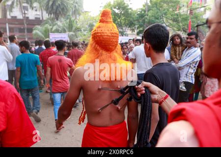 Dacca, Bangladesh. 13 aprile 2024. 13 aprile 2024 - Dacca, Bangladesh - Un devoto indù del Bangladesh si prepara ad aggrapparsi su una corda con ganci forati nella schiena come parte di un rituale durante il festival Charak Puja nella vecchia Dacca, Bangladesh. (Credit Image: © Suvra Kanti Das/ZUMA Press Wire) SOLO PER USO EDITORIALE! Non per USO commerciale! Foto Stock