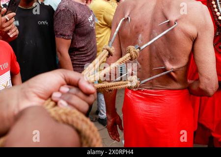 Dacca, Bangladesh. 13 aprile 2024. 13 aprile 2024 - Dacca, Bangladesh - Un devoto indù del Bangladesh si prepara ad aggrapparsi su una corda con ganci forati nella schiena come parte di un rituale durante il festival Charak Puja nella vecchia Dacca, Bangladesh. (Credit Image: © Suvra Kanti Das/ZUMA Press Wire) SOLO PER USO EDITORIALE! Non per USO commerciale! Foto Stock