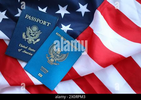 Passaporto dell'Indonesia con passaporto degli Stati Uniti d'America, primo piano con bandiera piegata degli Stati Uniti d'America Foto Stock