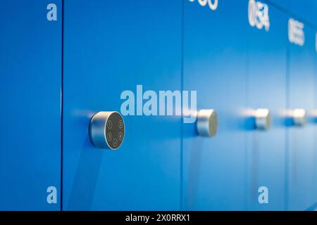 Fila di armadietti blu con serrature numeriche Foto Stock