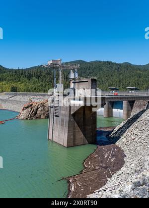 L'alzata e le porte della diga di Hills Creek a Oakridge, Oregon, USA Foto Stock