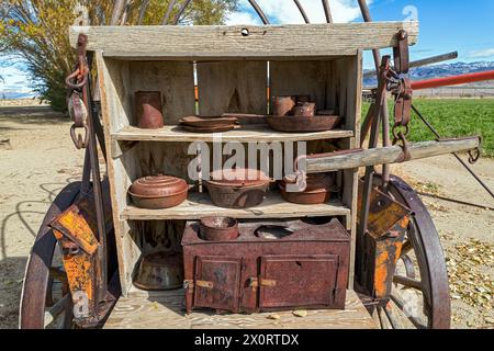 Utensili da cucina arrugginiti sugli scaffali nel retro di un antico carro coperto Foto Stock