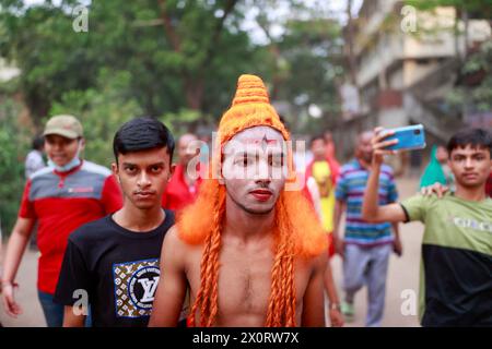 Dacca, Bangladesh. 13 aprile 2024. 13 aprile 2024 - Dacca, Bangladesh - Un devoto indù del Bangladesh si prepara ad aggrapparsi su una corda con ganci forati nella schiena come parte di un rituale durante il festival Charak Puja nella vecchia Dacca, Bangladesh. Foto di Suvra Kanti Das/ABACAPRESS.COM credito: Abaca Press/Alamy Live News Foto Stock