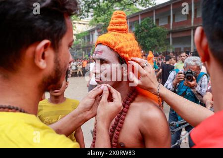 Dacca, Bangladesh. 13 aprile 2024. 13 aprile 2024 - Dacca, Bangladesh - Un devoto indù del Bangladesh si prepara ad aggrapparsi su una corda con ganci forati nella schiena come parte di un rituale durante il festival Charak Puja nella vecchia Dacca, Bangladesh. Foto di Suvra Kanti Das/ABACAPRESS.COM credito: Abaca Press/Alamy Live News Foto Stock