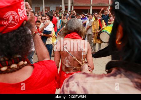 Dacca, Bangladesh. 13 aprile 2024. 13 aprile 2024 - Dacca, Bangladesh - Un devoto indù del Bangladesh si prepara ad aggrapparsi su una corda con ganci forati nella schiena come parte di un rituale durante il festival Charak Puja nella vecchia Dacca, Bangladesh. Foto di Suvra Kanti Das/ABACAPRESS.COM credito: Abaca Press/Alamy Live News Foto Stock