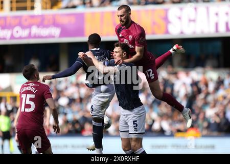 Londra, Regno Unito. 13 aprile 2024. Nathaniel Phillips di Cardiff City sorvola Jake Cooper di Millwall durante l'EFL Sky Bet Championship match tra Millwall e Cardiff City al Den, Londra, Inghilterra, il 13 aprile 2024. Foto di Joshua Smith. Solo per uso editoriale, licenza richiesta per uso commerciale. Non utilizzare in scommesse, giochi o pubblicazioni di singoli club/campionato/giocatori. Crediti: UK Sports Pics Ltd/Alamy Live News Foto Stock